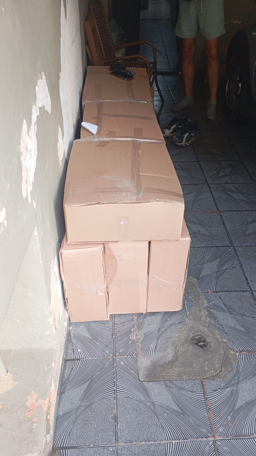Caixas embaladas e organizadas no corredor
