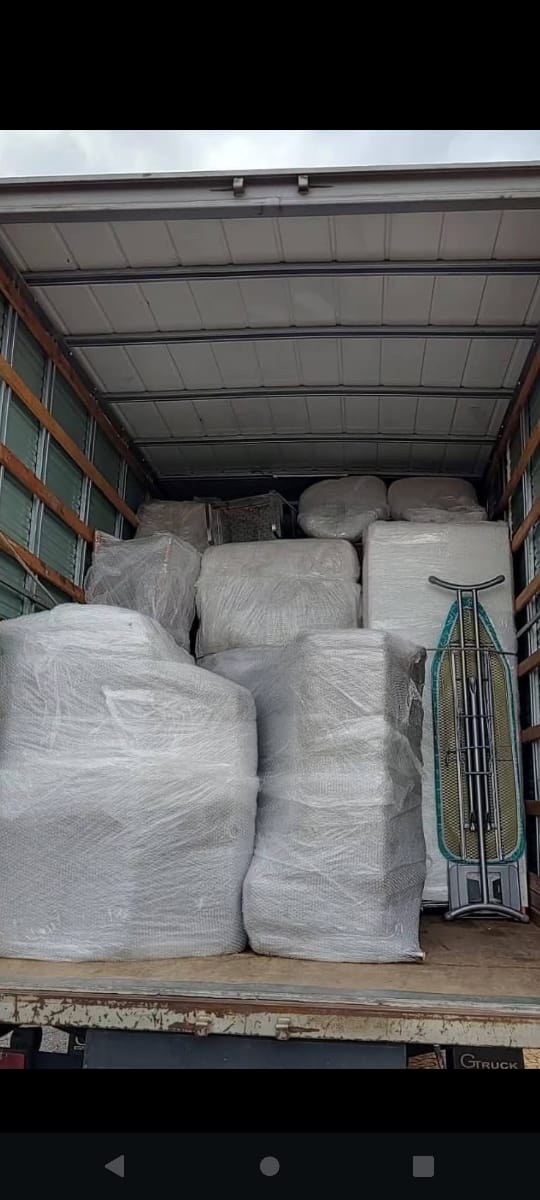 Caminhão carregado com móveis protegidos