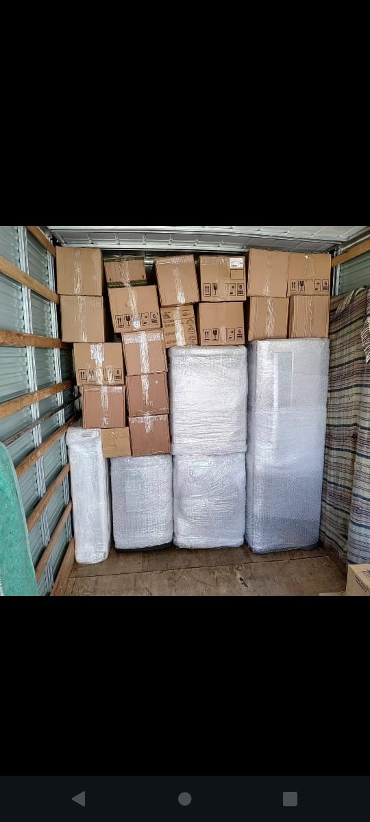 Caixas e móveis embalados dentro do caminhão
